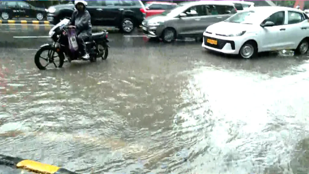 c5kulep8_delhi-rain_160x120_24_August_26